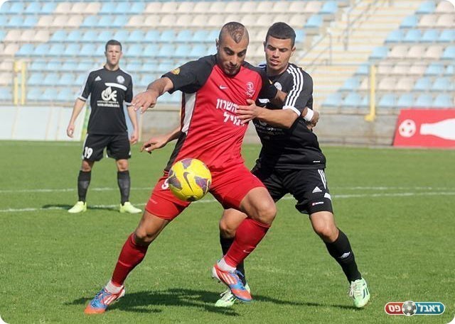 פאדי זיאדה שומר על הכדור (לירן דורף)